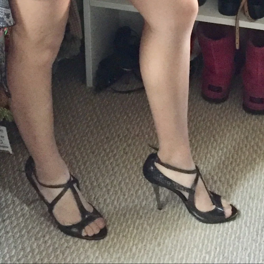GUESS Gorgeous sz 8 guess gray/silver python high heels.